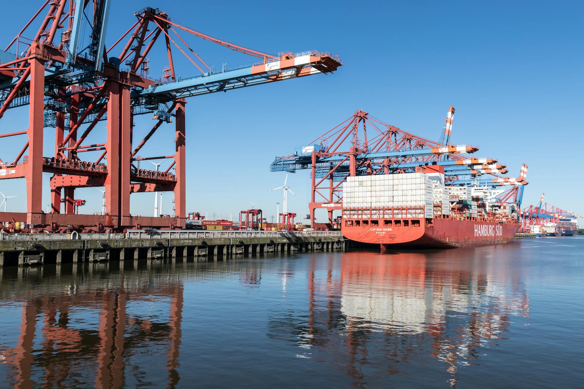 https://www.pexels.com/photo/container-ship-moored-in-docks-under-crane-26100273/