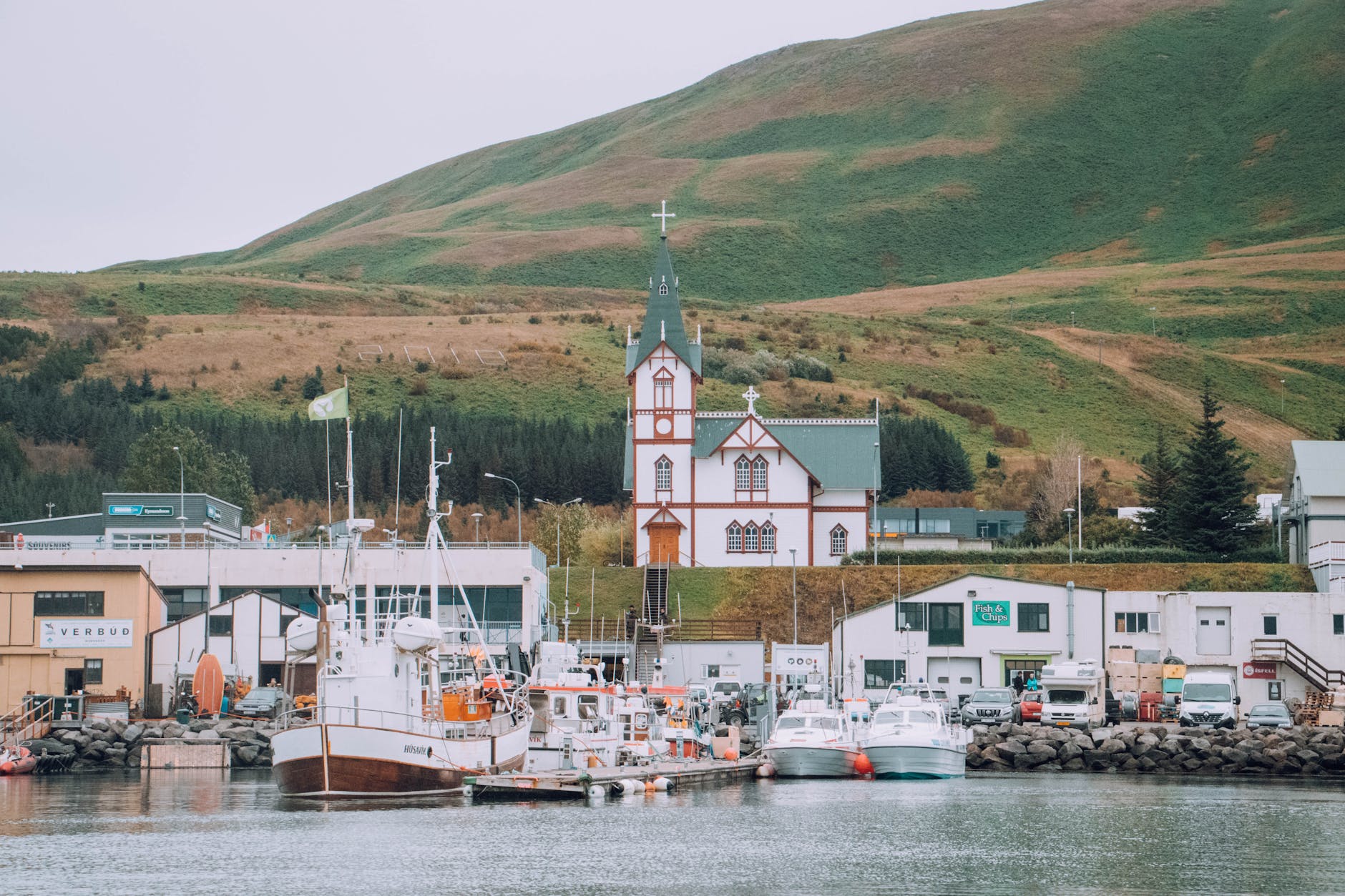 https://www.pexels.com/photo/husavik-town-on-seashore-in-iceland-27182318/